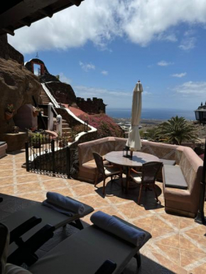Castillo Lanzarote Villa Sophie - Luxury Villa -Sleep in a volcanic cave with heated pool